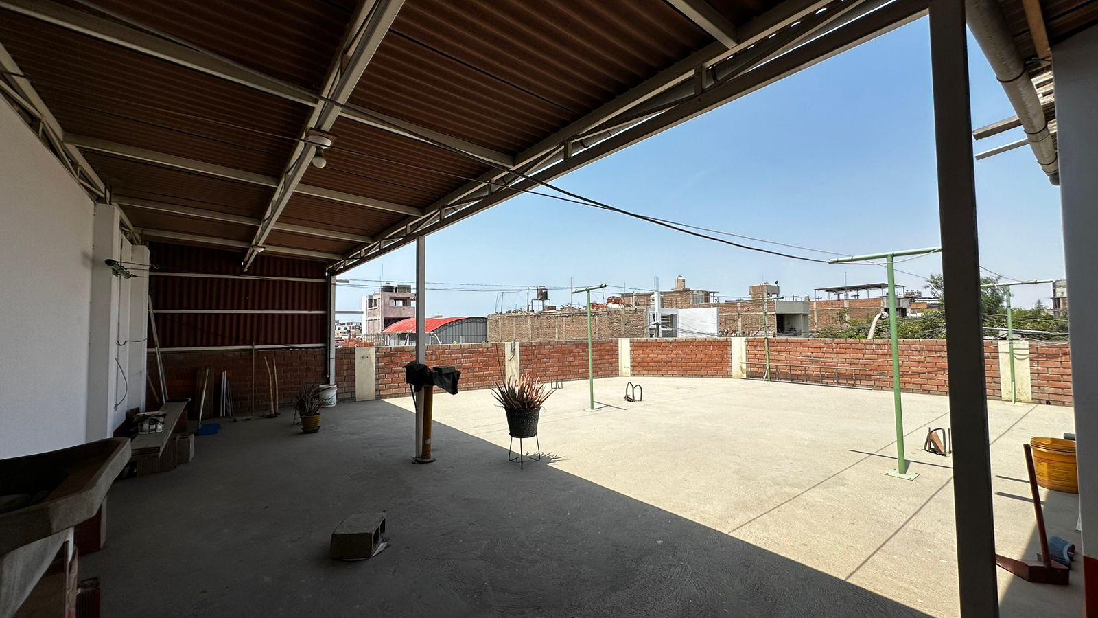 Espectacular Casa en Esquina con Dos Departamentos de Estreno y Local Comercial,Trujillo