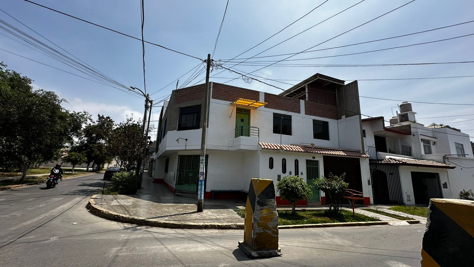 Espectacular Casa en Esquina con Dos Departamentos de Estreno y Local Comercial,Trujillo