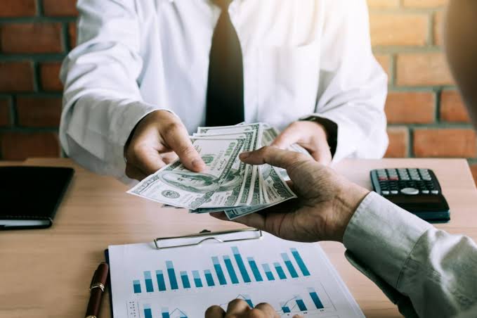 El precio correcto no es el que ofrecen: cómo protegerte del sobreprecio al comprar o vender